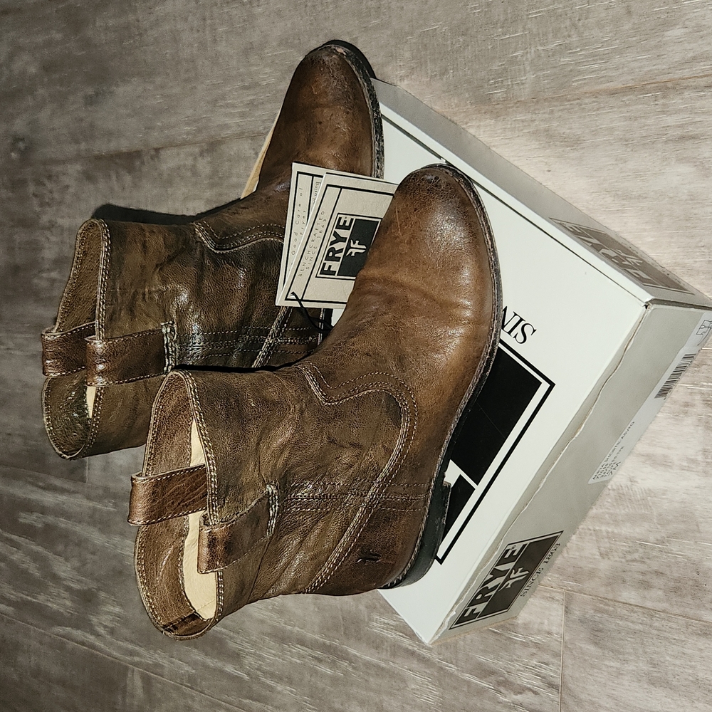 Frye Anna Shortie in Taupe